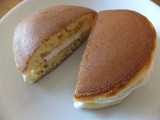 山田屋クリームどら焼き中身.jpg